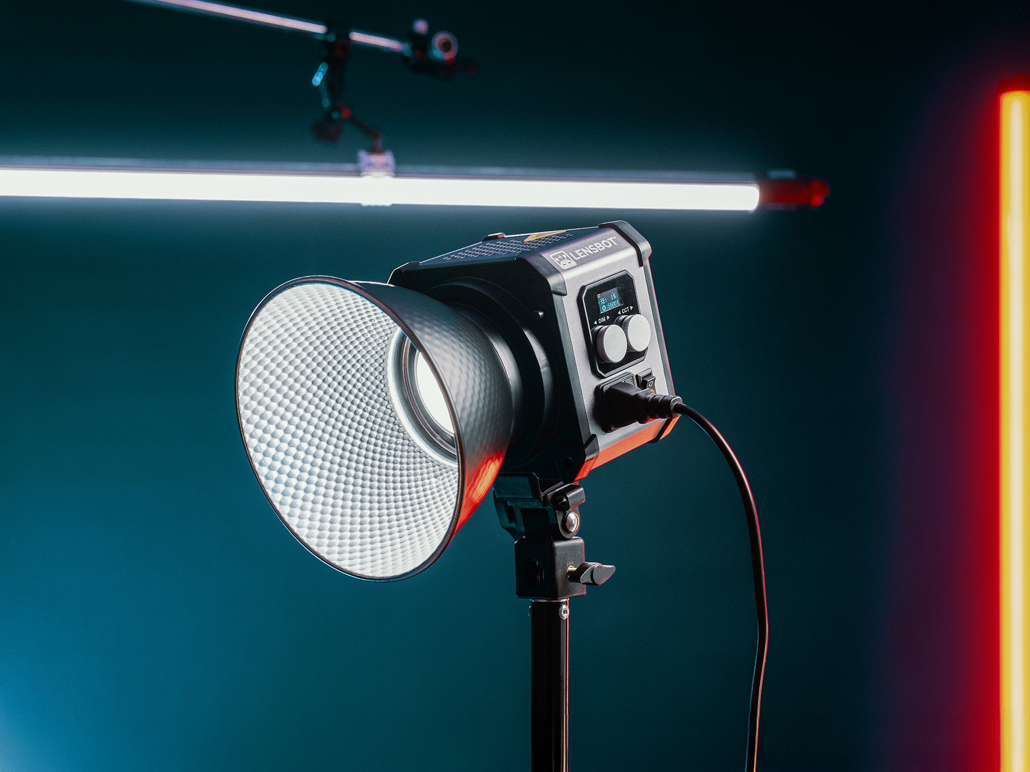 LENSBOT Core 230/330 RGB COB LED světlo ve studiu